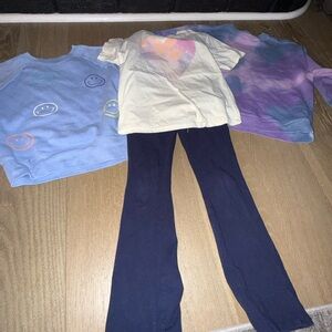 2 sweatshirts 1 tee 1 legging